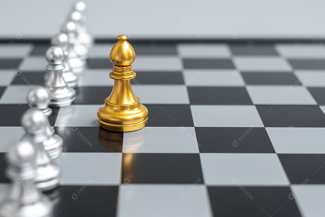 Peças de peão de xadrez dourado ou empresário líder se destacam do corvo.  [download] - Designi