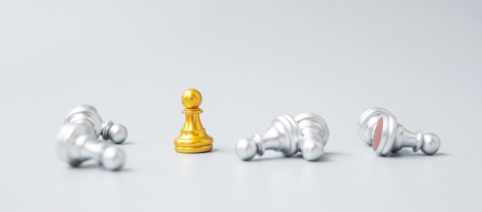 Figura de peão de xadrez de ouro Destaque-se da multidão no tabuleiro de  xadrez [download] - Designi