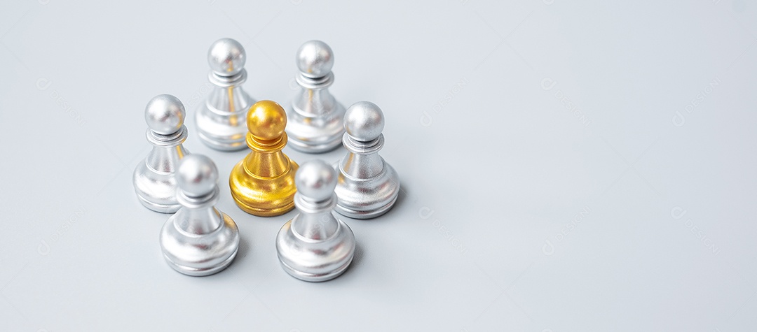 peças de peão de xadrez dourado ou empresário líder se destacam do corvo  [download] - Designi