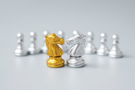 Ouro e prata Chess Knight (cavalo) figura no tabuleiro de xadrez [download]  - Designi