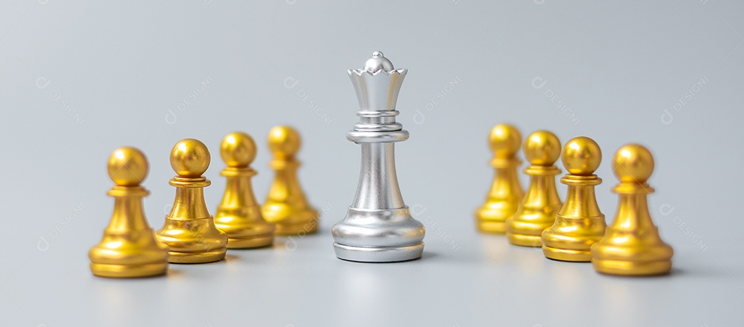 Mãos de empresário movendo o rei do xadrez para a posição de