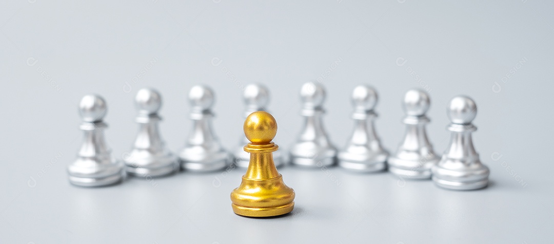 Peão de xadrez dourado em frente a outro xadrez