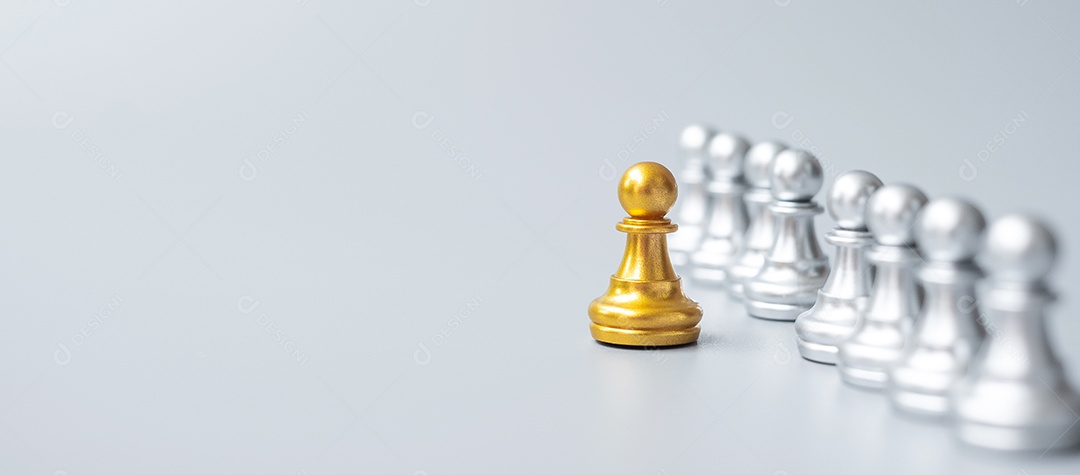 peças de peão de xadrez dourado ou empresário líder se destacam do corvo  [download] - Designi
