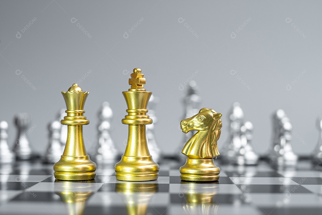 Gold Chess King, Queen e Knight (cavalo) figura no tabuleiro de xadrez [ download] - Designi