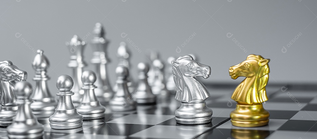 mão de empresário movendo a figura do rei de xadrez de ouro e