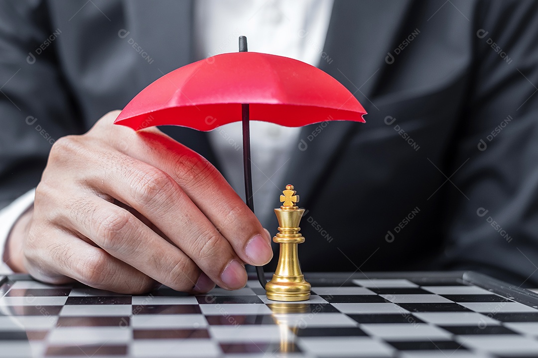 Homem de mão segurando xadrez no jogo. Conceito de negócio de