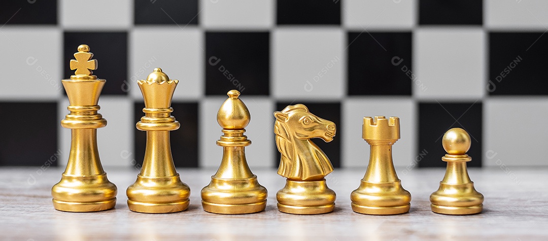 Um peão antes do rei e da rainha no tabuleiro de xadrez, conceito.