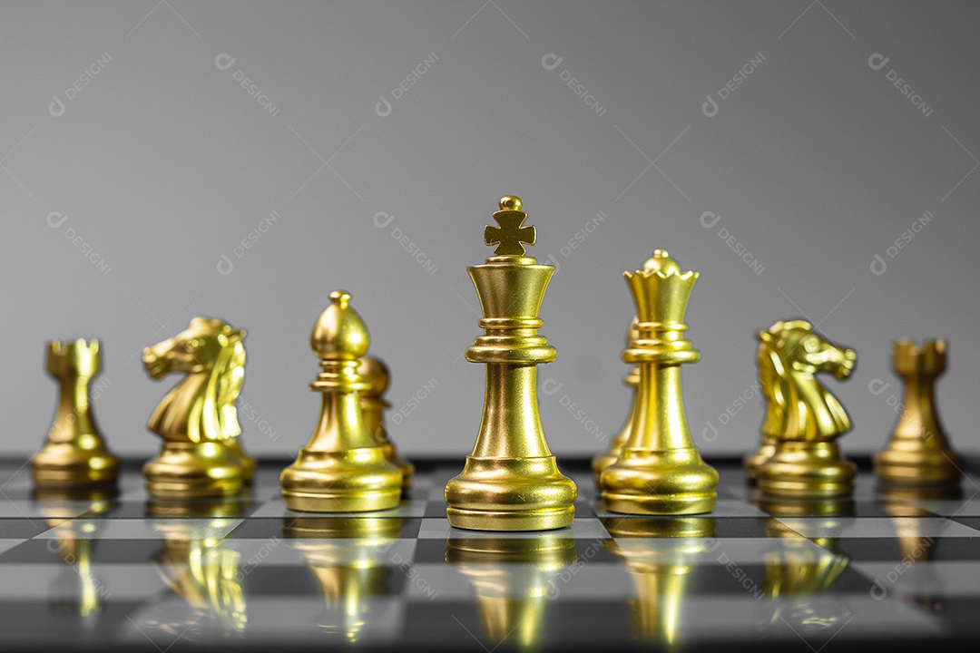 Equipe de figuras de xadrez de ouro (Rei, Rainha, Bispo, Cavalo