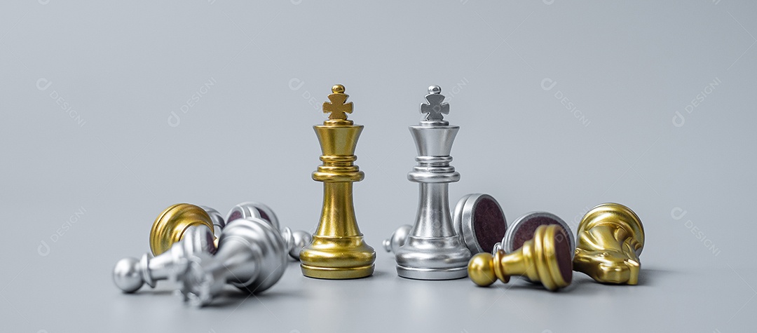 figura de ouro do rei do xadrez Destaque-se da multidão no tabuleiro de  xadrez ba [download] - Designi