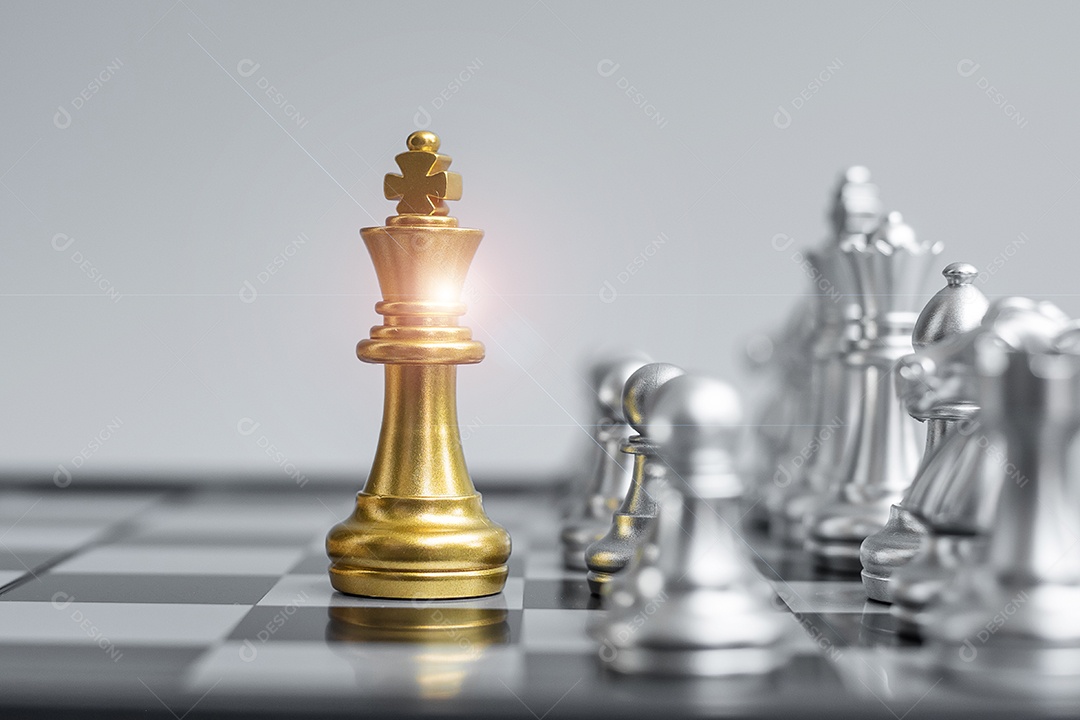 Figura do rei do xadrez de ouro no tabuleiro de xadrez contra oponente ou  inimigo. [download] - Designi