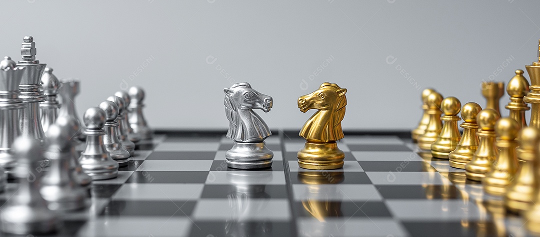 Ouro e prata Chess Knight (cavalo) figura no tabuleiro de xadrez [download]  - Designi