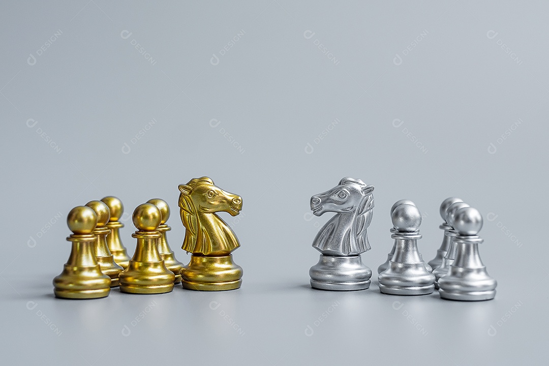 Gold Chess King, Queen e Knight (cavalo) figura no tabuleiro de xadrez [ download] - Designi