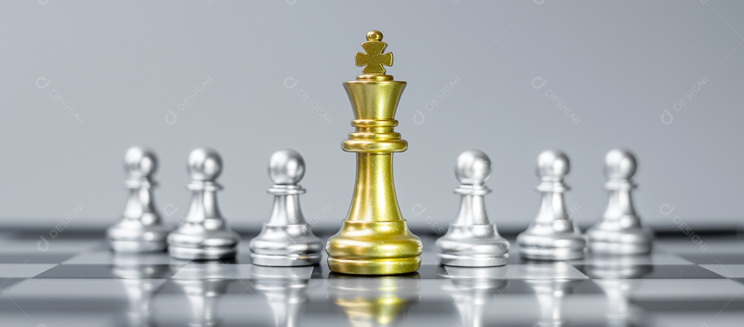 Posição do rei do ouro do jogo de xadrez e tabuleiro de xadrez de