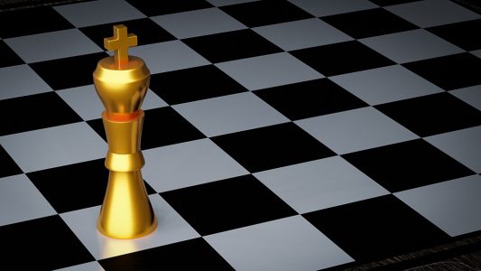 Figura do rei do xadrez de ouro no tabuleiro de xadrez contra oponente ou  inimigo. [download] - Designi