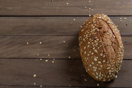 Pão de pão integral saudável em uma mesa de madeira [download] - Designi