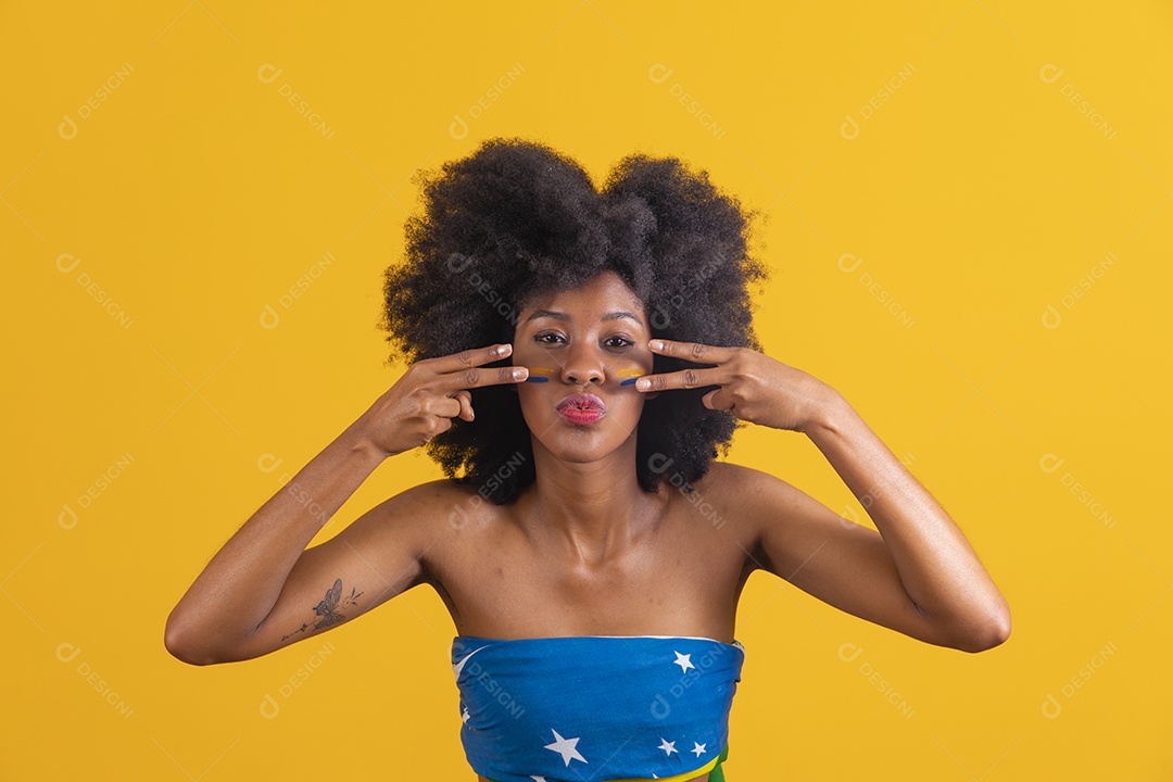Mulher negra vestindo bandeira do Brasil fazendo algumas