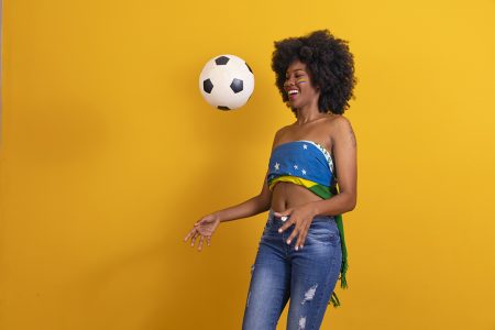 Mulher negra vestindo bandeira do Brasil fazendo algumas expressões  [download] - Designi
