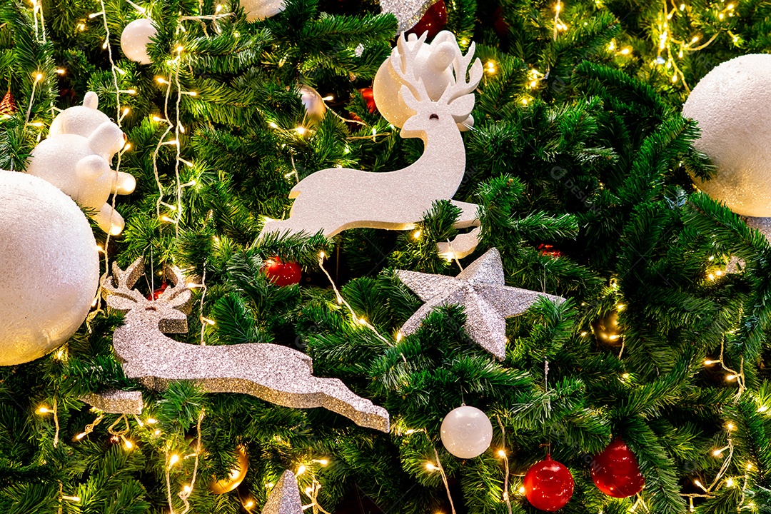 Feche a decoração da árvore de Natal com vermelho, ouro, prata [download] -  Designi