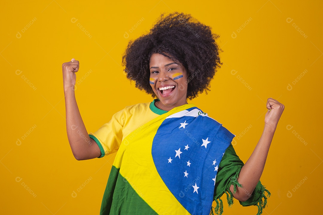 Mulher negra vestindo bandeira do Brasil fazendo algumas expressões  [download] - Designi