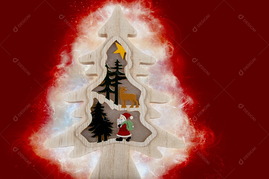 Árvore de Natal de madeira feita à mão. Decoração de Natal. Fundo vermelho  [download] - Designi