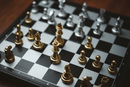 Jogo de tabuleiro de xadrez para ideias e competição e estratégia, conceito  de sucesso empresarial