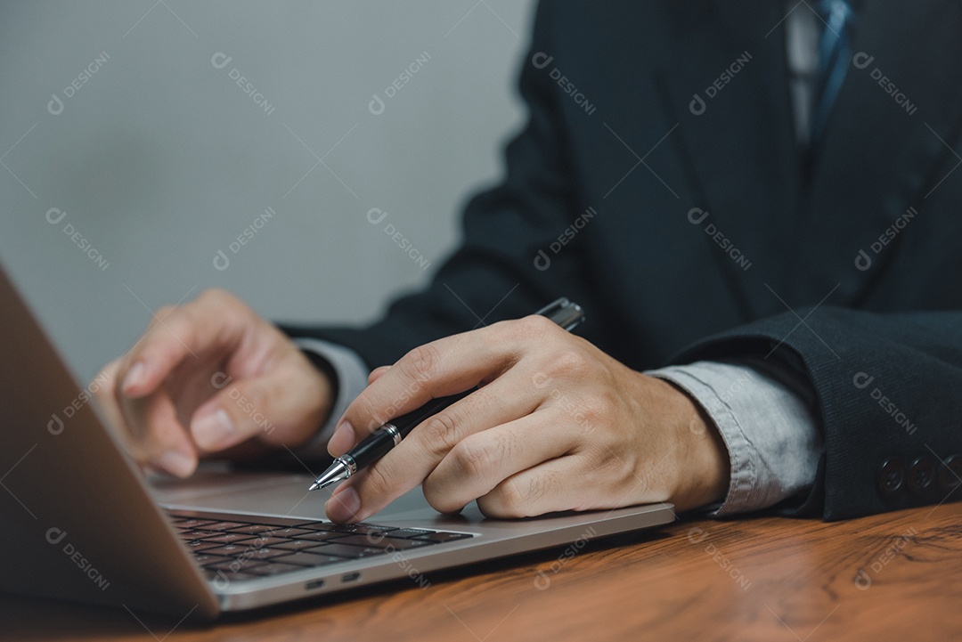 Feche a mão usando computador e teclado digitando na internet
