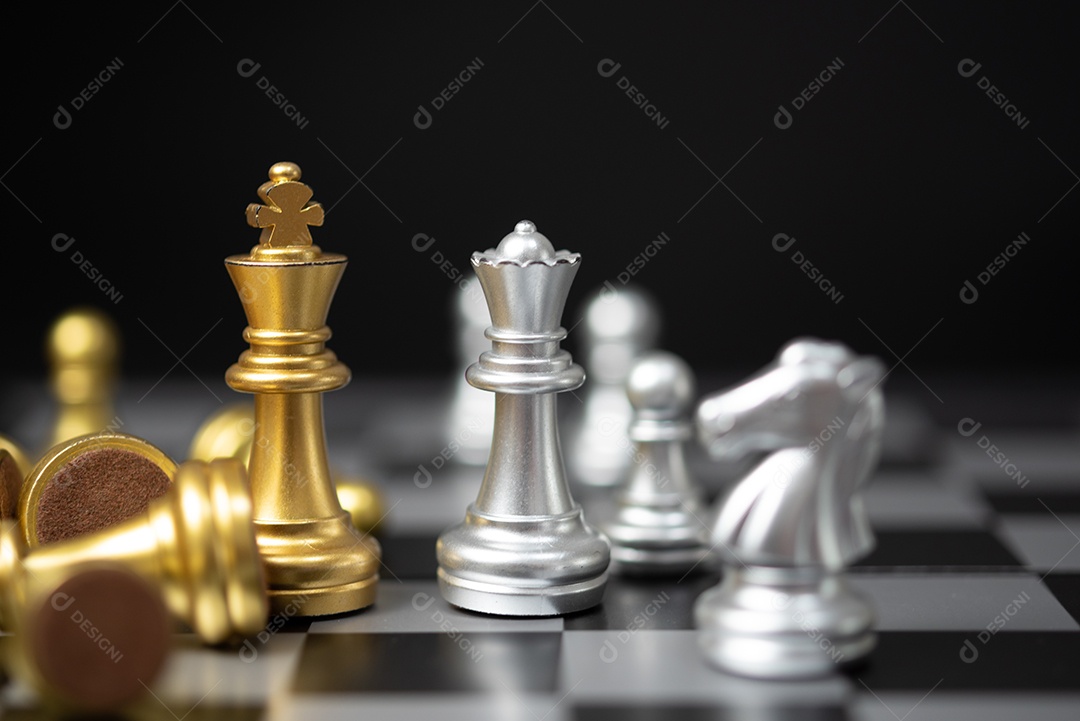 Foto do rei dourado do tabuleiro de xadrez em movimento. conceito de  estratégia, vitória empresarial.