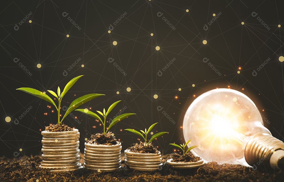 Planta de dinheiro crescente em lâmpada economizadora de energia com porquinho e árvore crescendo
