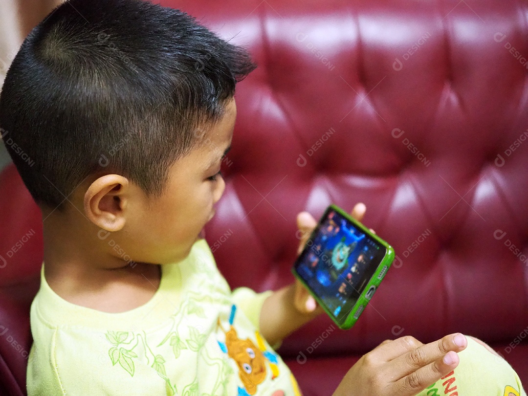 Criança jogando jogo no celular enquanto espera por comida [download] -  Designi
