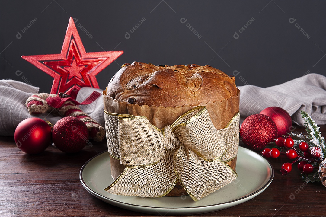 Panettone. Bolo de frutas típico servido no Natal sobre uma mesa de madeira  [download] - Designi