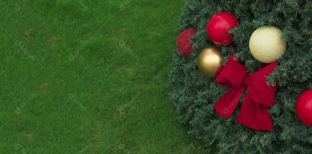 Fundo de Natal com árvore de Natal na grama. Espaço para texto. [download]  - Designi