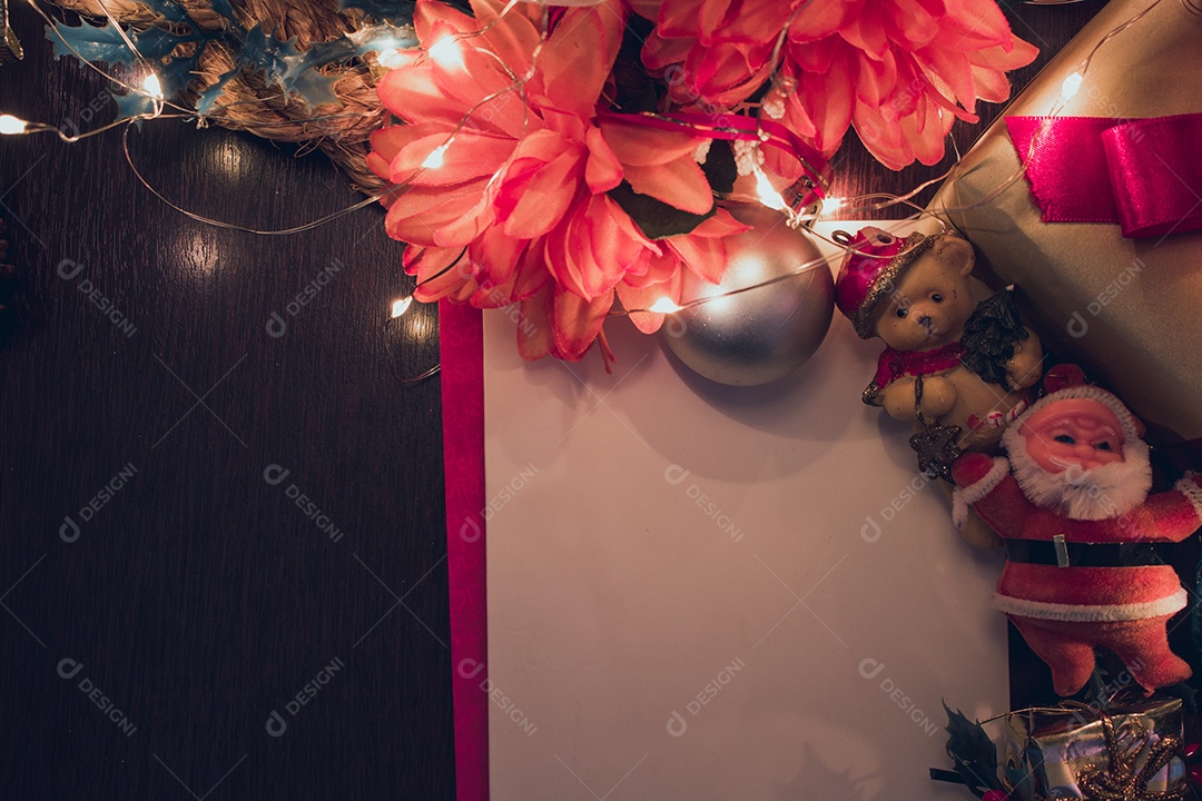 Cartão em branco de Natal com fundo desfocado com Papai Noel, presentes e  enfeites de Natal. Espaço para texto. [download] - Designi