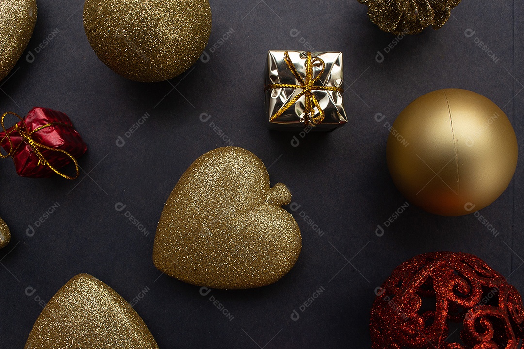 vários enfeites de natal dourados sobre fundo preto [download] - Designi