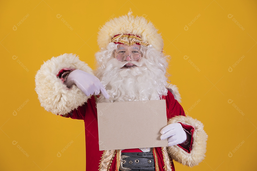 Papai Noel feliz e sorridente Feliz Natal fundo isolado amarelo [download]  - Designi