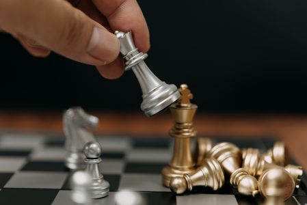 mão do empresário em movimento jogo de tabuleiro de xadrez em jogo de  sucesso de competição 4845183 Foto de stock no Vecteezy