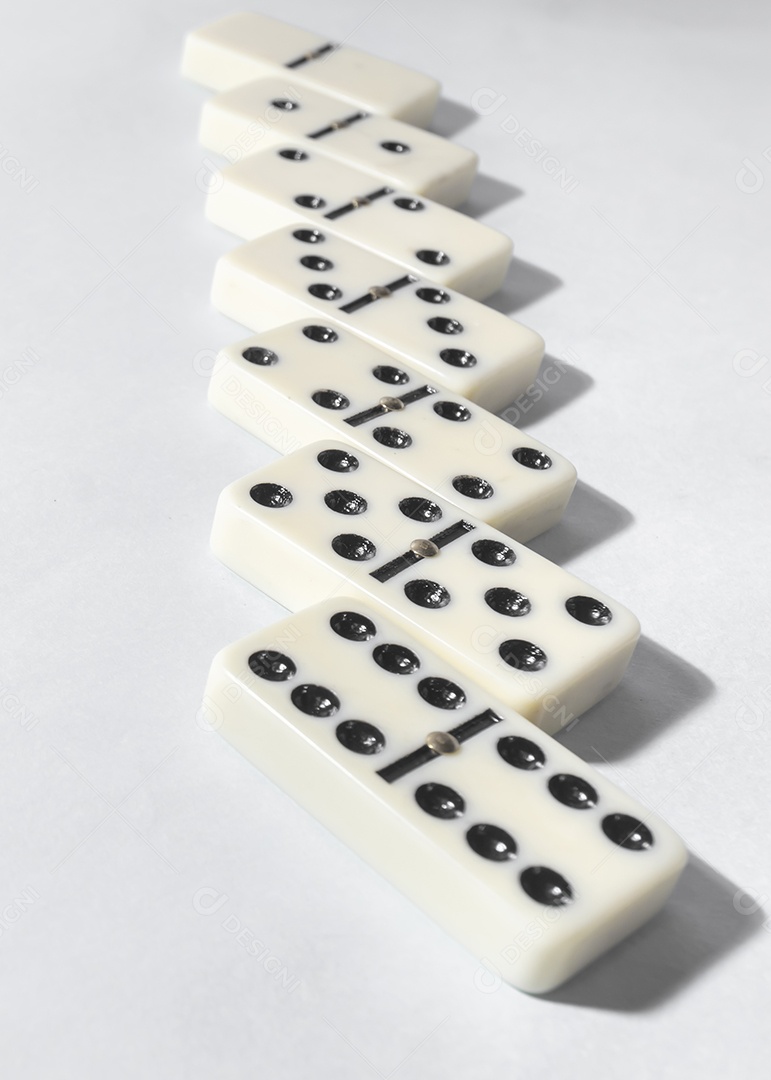 Jogo de dominó no fundo branco