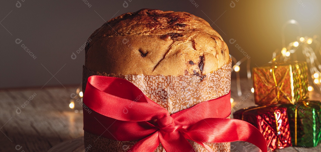 Pão caseiro de Natal mesmo em fundo desfocado Panetone [download] - Designi