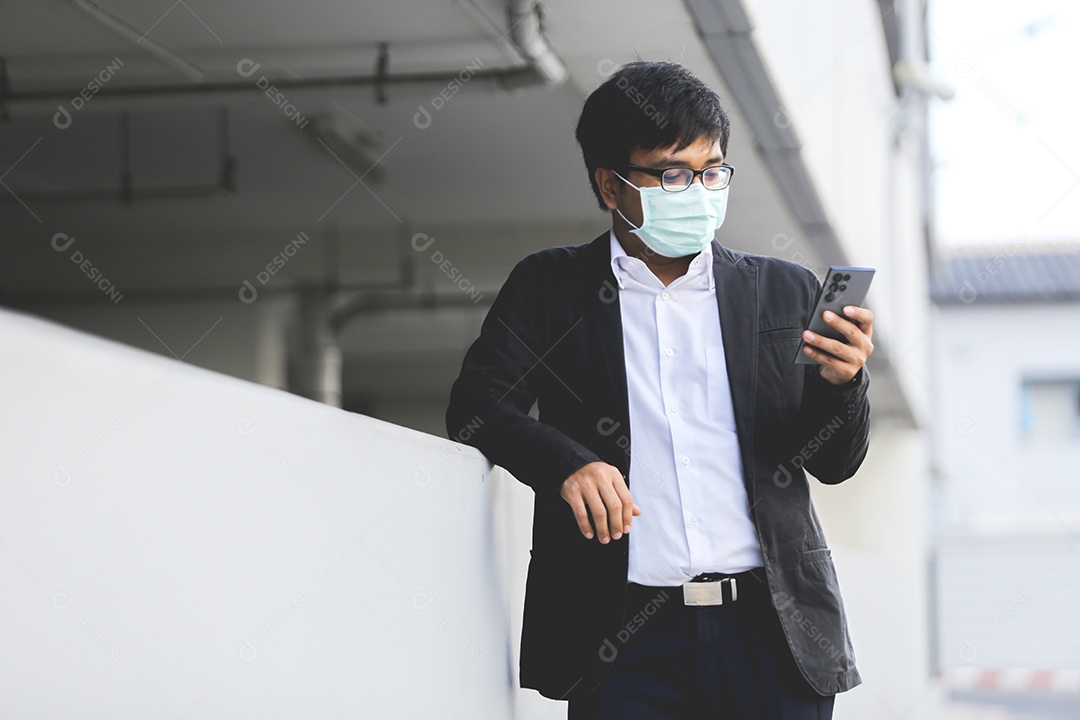 Homem asiático em roupa formal usando máscara [download] - Designi