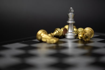 Estratégia de negócios brainstorm jogo de tabuleiro de xadrez com mão tocar  fundo preto