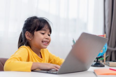 Menina sorridente, deitada no sofá confortável, desfrutando de jogar jogo  online no computador tablet digital viciada em tecnologia criança pequena  feliz usando aplicativos engraçados informações de navegação na web