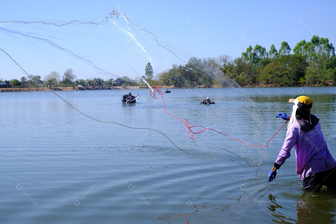 pescador jogando rede de pesca no rio [download] - Designi