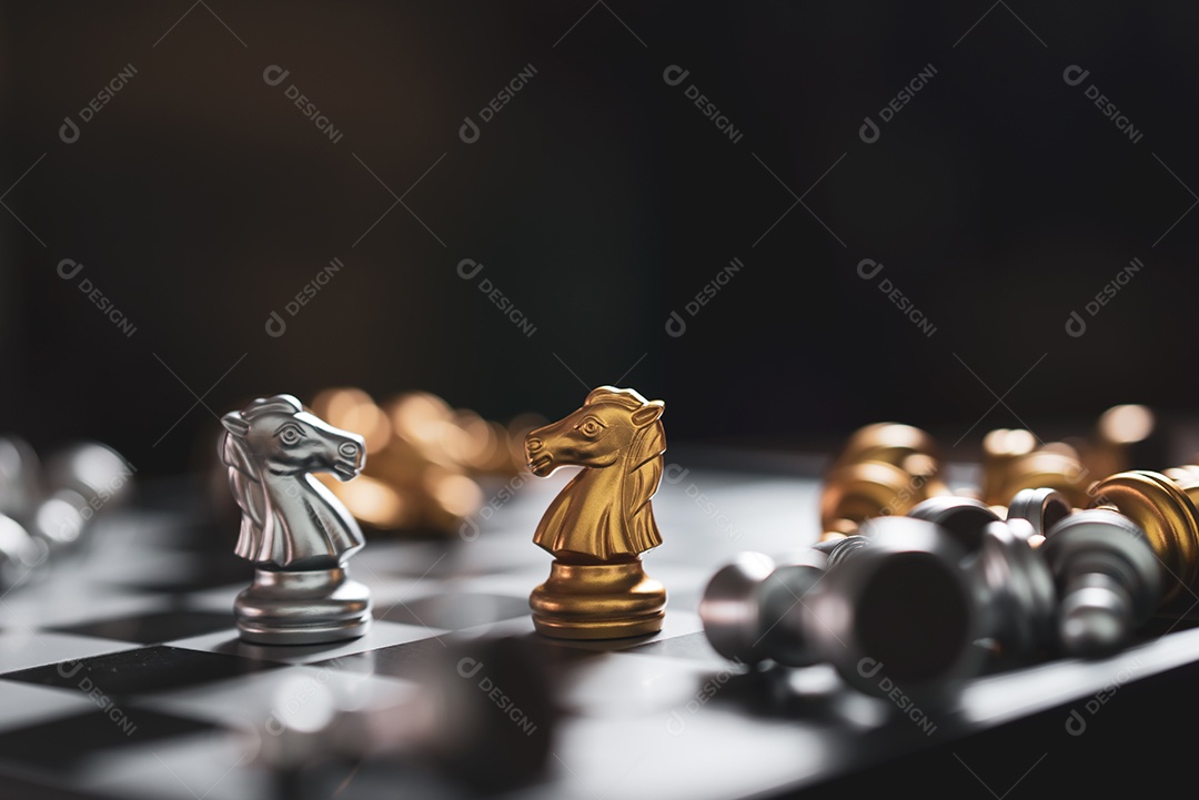 Xadrez de ouro e prata no jogo de tabuleiro de xadrez para o