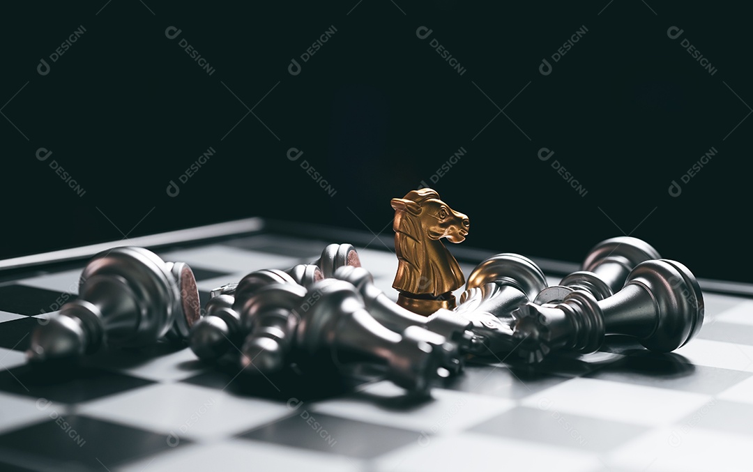 Xadrez de ouro e prata no jogo de tabuleiro de xadrez para o