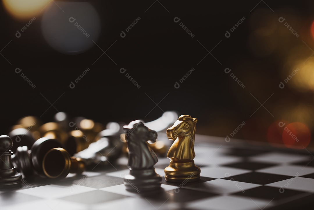 Peças de xadrez de madeira, jogo de tabuleiro e estratégia, jogo de xadrez  na mesa de madeira [download] - Designi