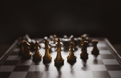 Linha de jogo de tabuleiro de xadrez 3d e fundo preto espacial para espaço  de cópia, fundo de conceito de xadrez 3d