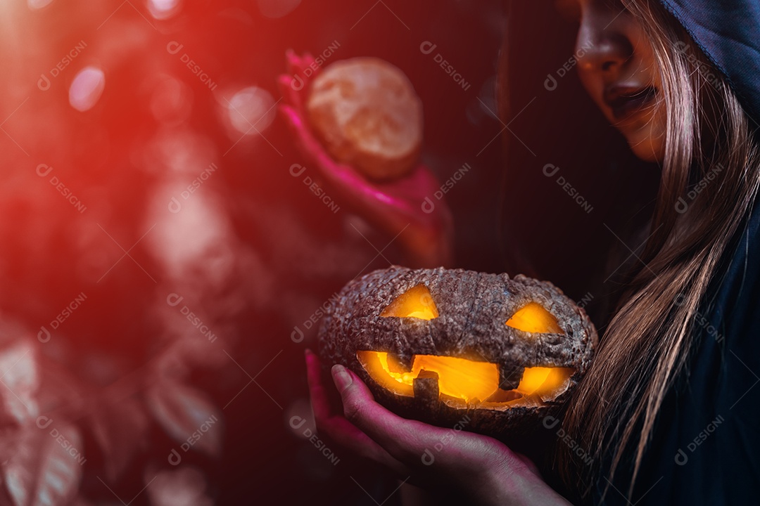 Mulher Em Traje De Bruxa Halloween Segurando Uma Grande Abóbora