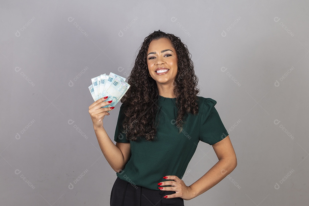 Linda mulher jovem sobre fundo isolado segurando dinheiro